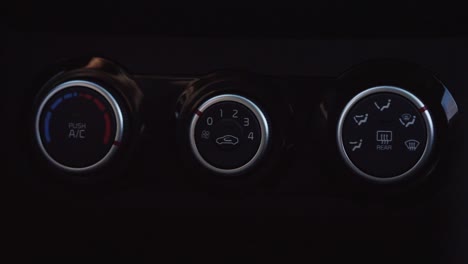 primer plano del panel de control del clima del coche