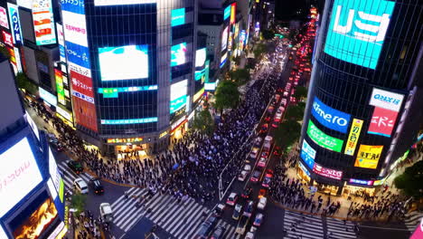 el cruce de shibuya por la noche