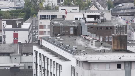tejados urbanos de hormigón gris de edificios de la ciudad y carreteras con coches de conducción en segundo plano