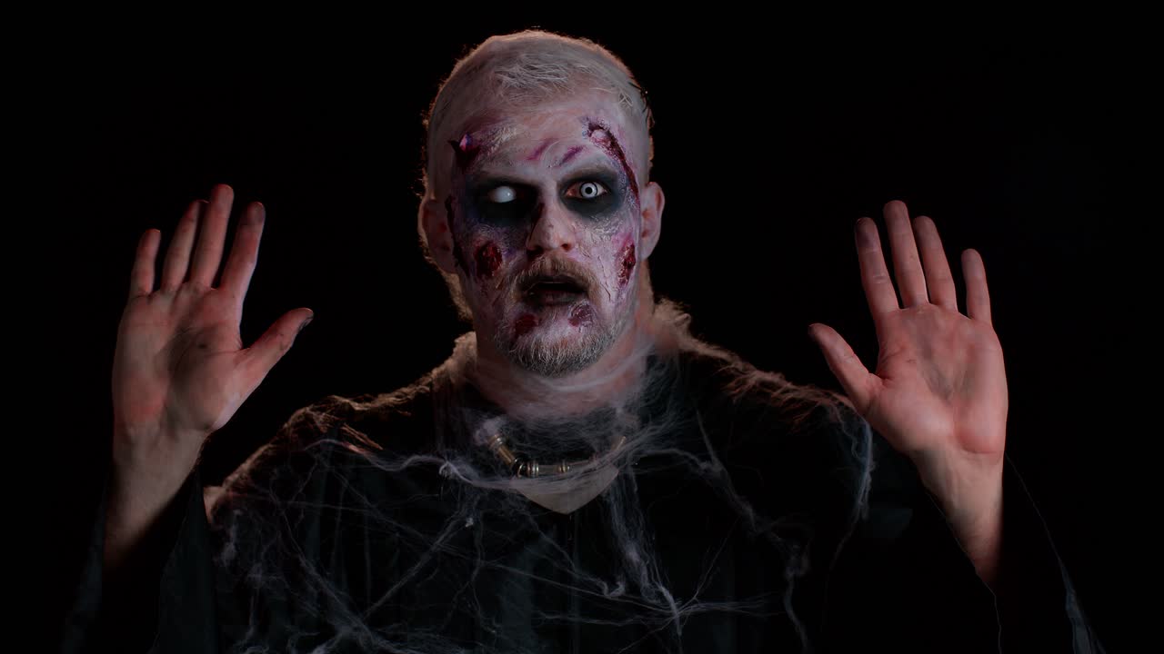 зловещий человек хэллоуин сумасшедший зомби с кровавыми ранеными шрамами лицо испуганное полицейскими огнями сдаться