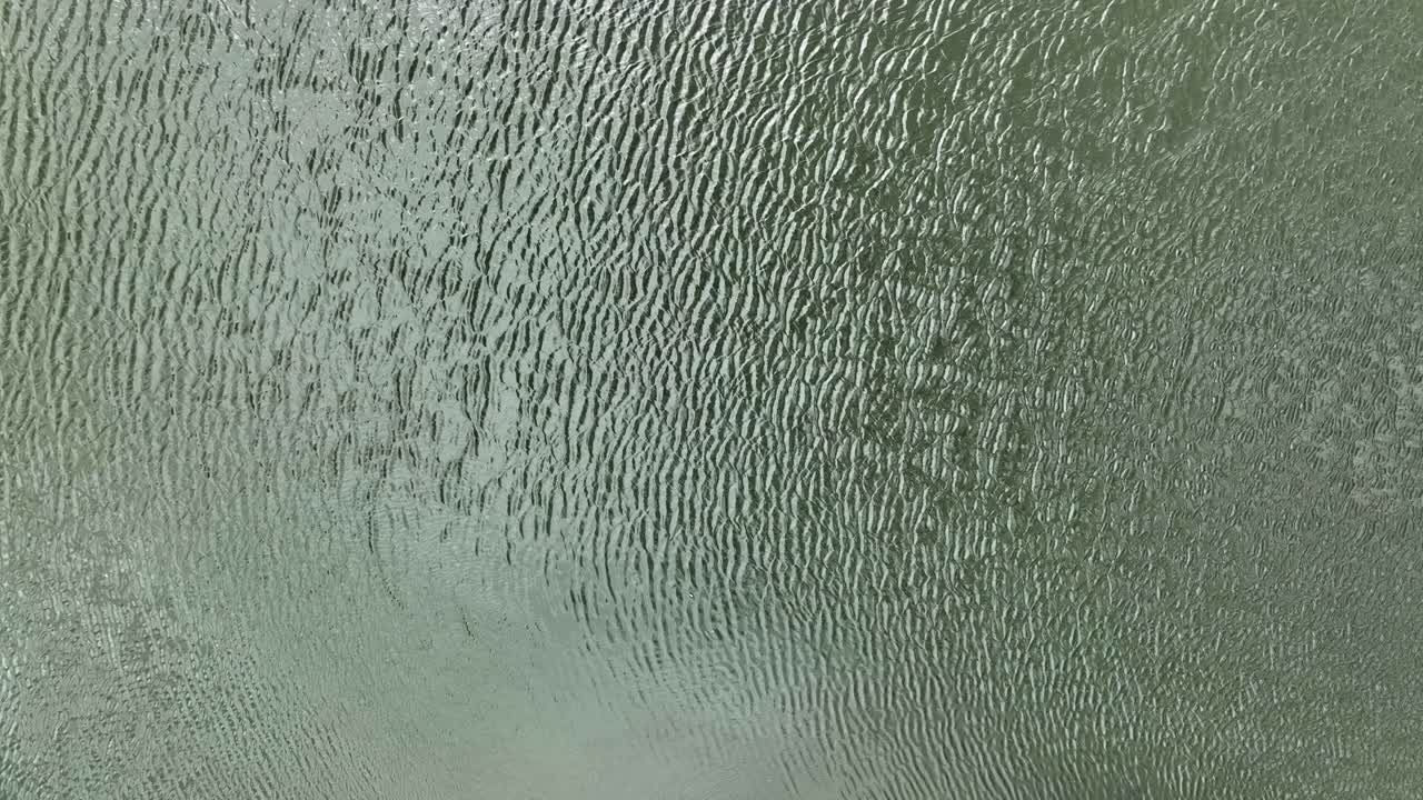 toma aérea abstracta de ondas de agua