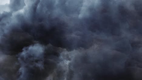 Una-Tormenta-Se-Acercaba-Dentro-De-Las-Nubes-Oscuras-En-El-Cielo