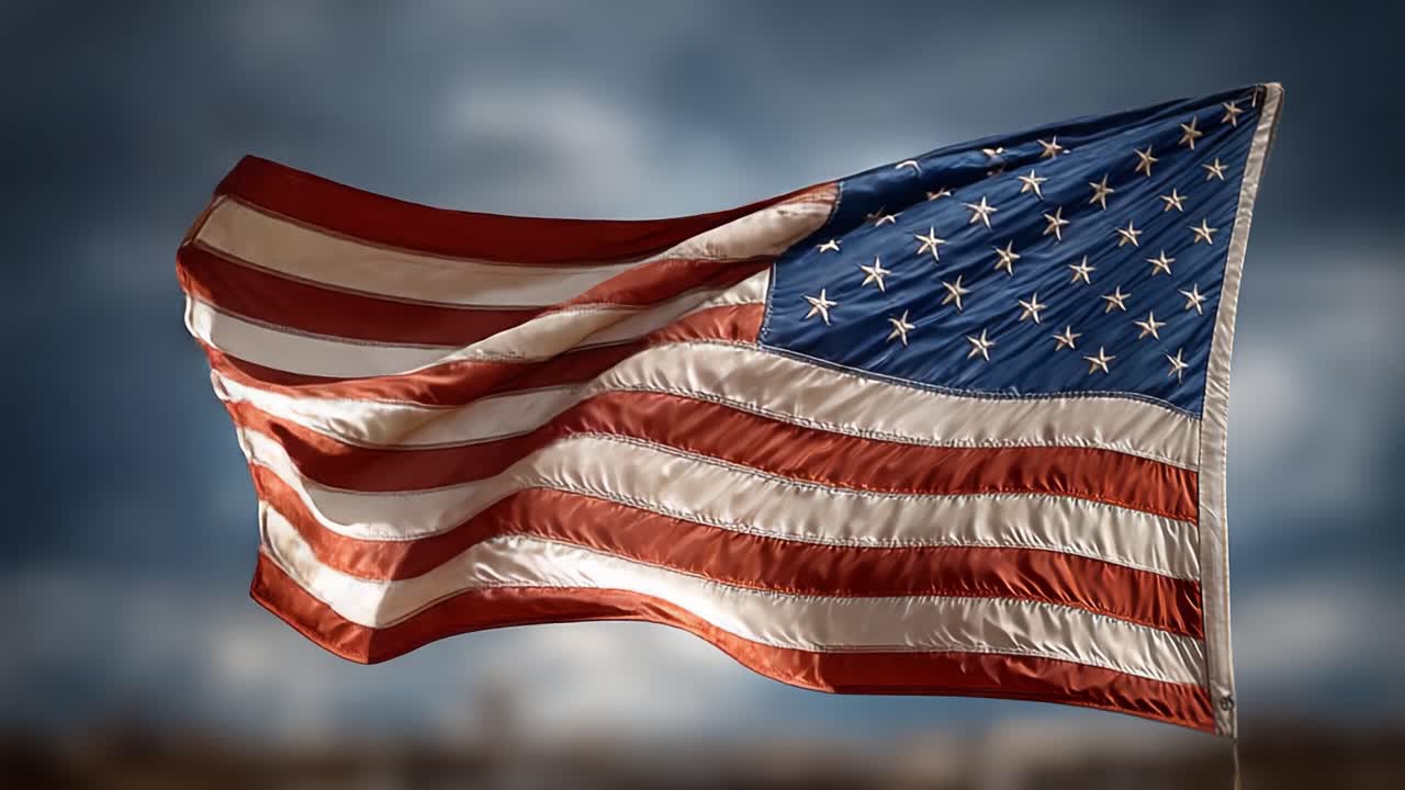 Et vakkert bilde av det amerikanske flagget som vaier i brisen, symboliserer frihet og nasjonal stolthet på en sommerdag.