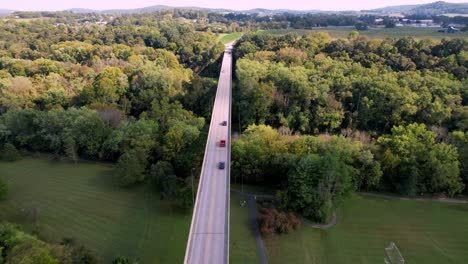 Coches-En-El-Puente-De-Cruce-De-Carreteras-Cerca-De-Munfordville-Kentucky,-Toma-De-Transición-En-Una-Película-O-Programa-De-Televisión