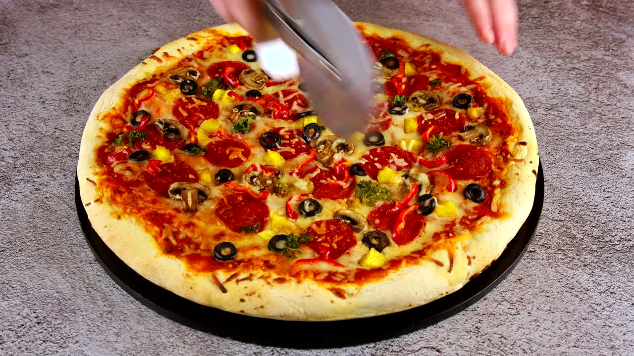 검은 올리브와 페페로니를 은 피자