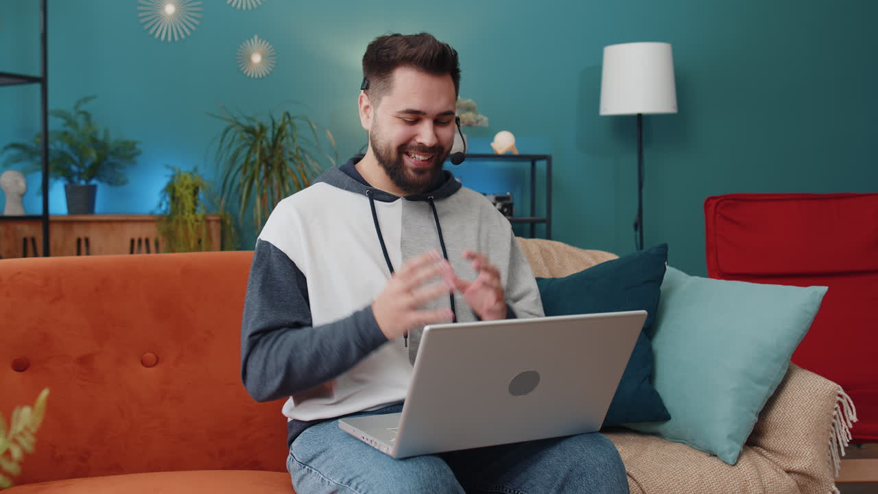 joven trabajador independiente centro de llamadas o operador de servicio de apoyo línea de ayuda hablando con el cliente