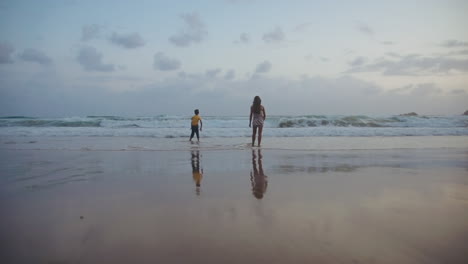 Fröhlicher-Bruder-Und-Schwester,-Die-Sich-An-Der-Küste-Entspannen.-Jugendliche-Spielen-Am-Meer.