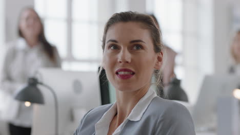 hermosa mujer de negocios sonriendo en una reunión corporativa disfrutando de la presentación