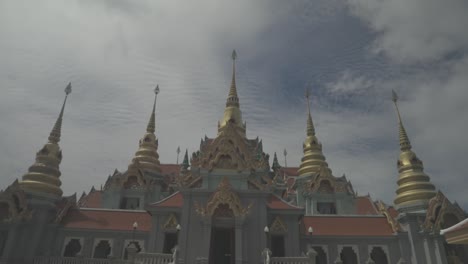 mirando el templo en tailandia.