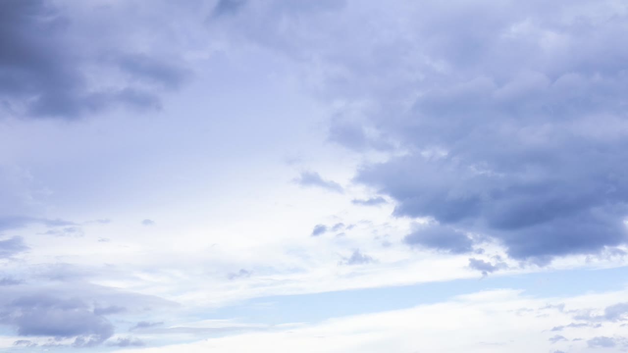 비가 내리면 구름이 움직입니다.