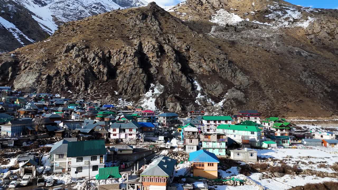 una toma aérea de un dron que destaca la belleza congelada de chitkul con el río baspa parcialmente cubierto de hielo.