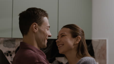 pareja abrazándose