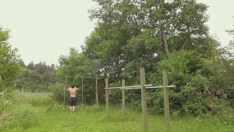 joven sin camisa corriendo para entrenar en el gimnasio de casa al aire libre en la naturaleza