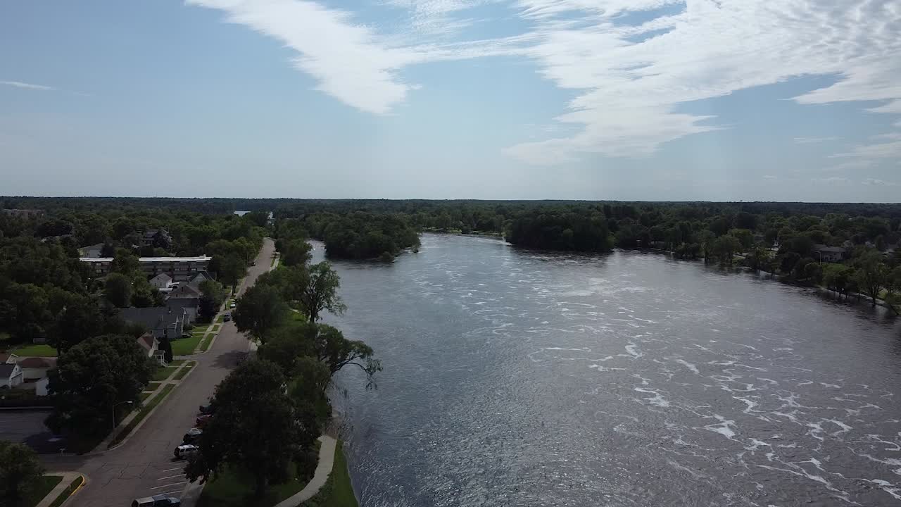río wisconsin con edificios a un lado en los rápidos de wisconsin, wisconsin