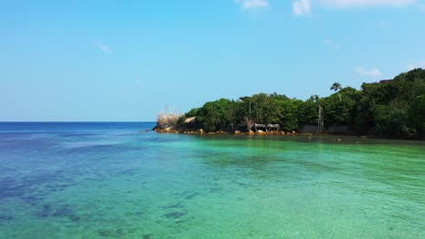 Tropische-Meeresküste-Mit-Exotischer-Vegetation-Und-Unentdecktem-Wildem-Strand