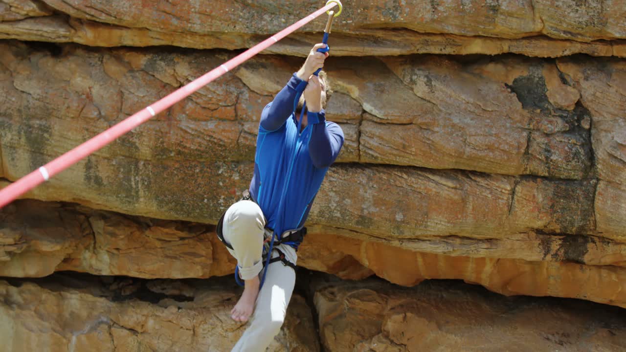 alpinista tratando de llegar a la cuerda 4k