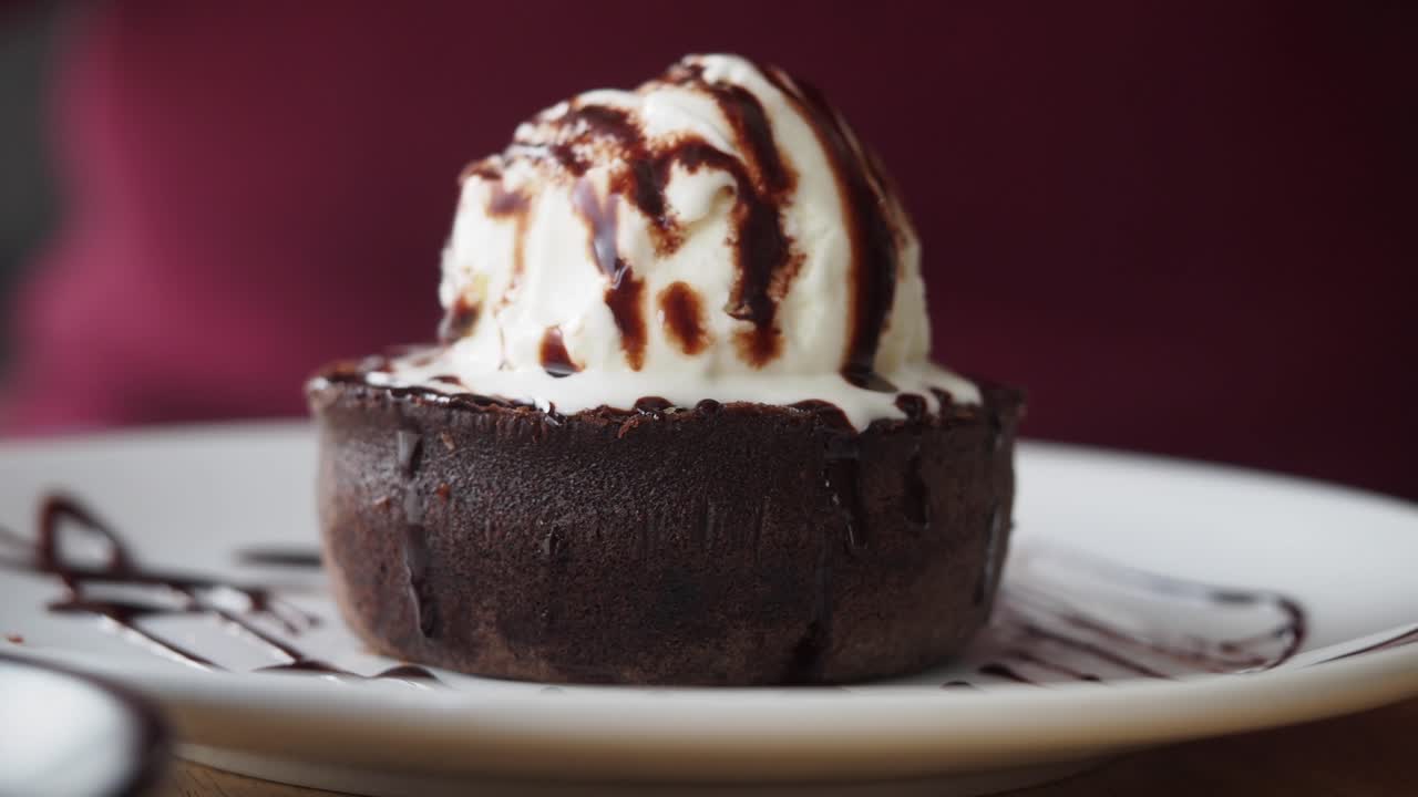 바닐라 아이스크림과 함께 초콜릿 라바 케이크