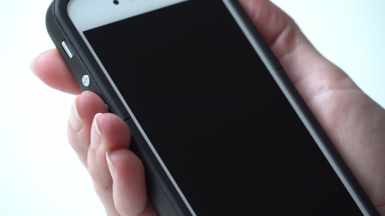 손에 들고 있는 충전된 드폰을 켜고