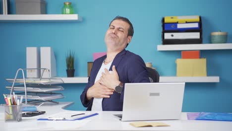 el empresario codicioso ama su dinero y lo besa.