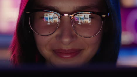 retrato en primer plano de una hermosa mujer asiática que usa una tableta trabajando hasta tarde mirando fotos en las redes sociales mirando la pantalla disfrutando de la conexión a internet usando gafas