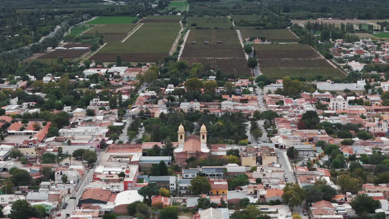 tomada aérea de un dron de la ciudad de cafayate salta en argentina con un viñedo de uvas en el fondo