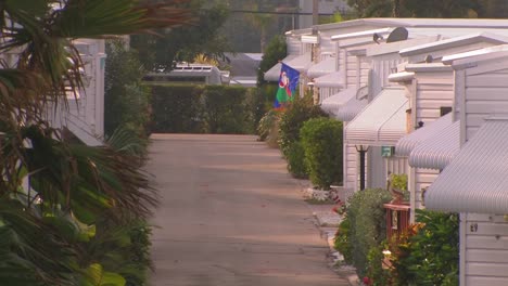 Filas-De-Casas-Cerca-De-Un-Sendero-Para-Caminar-En-Un-Parque-De-Casas-Rodantes-1