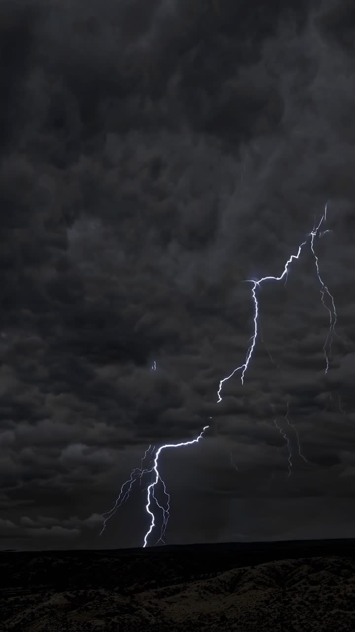 Drammatico scatto dal basso verso l'alto di un cielo tempestoso con fulmini vividi, che cattura un'atmosfera cinematografica e intensa
