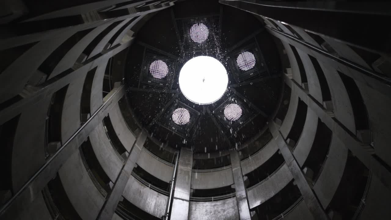 덴마크 코펜하겐의 주차장과 놀이터인 konditaget luders의 지붕에서 물이 흘러내리고 있습니다.