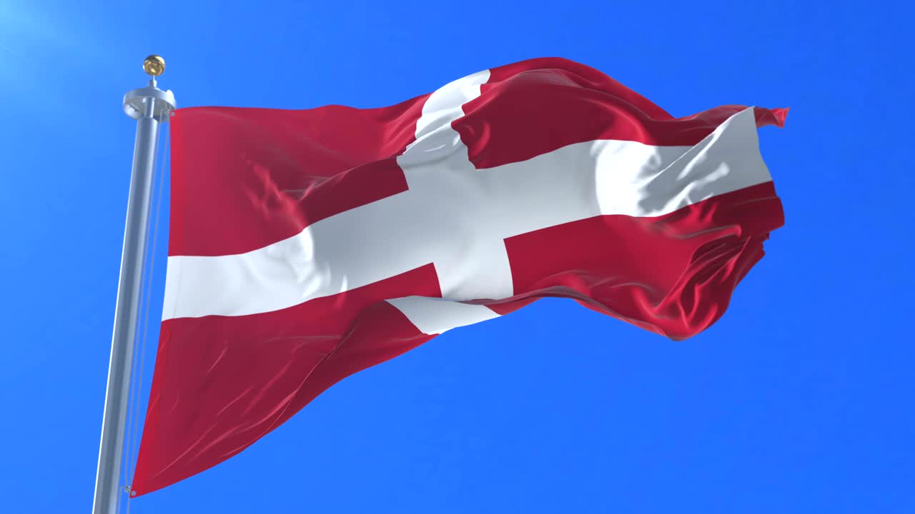 파란 하늘, 루프와 함께 바람에 흔들리는 몰타의 주권 군사 명령의 발과 국호