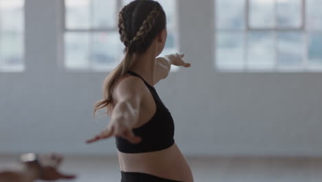 Yoga-Kurs,-Schwangere-Kaukasische-Frau,-Die-Einen-Gesunden-Lebensstil-übt,-Kriegerpose-übt-Und-Das-Körperliche-Fitnesstraining-In-Der-Gruppe-Im-Studio-Bei-Sonnenaufgang-Genießt