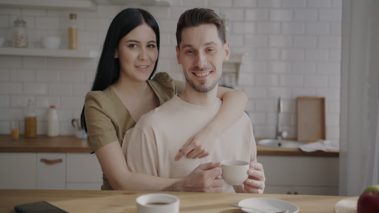 Una coppia che si diverte a fare colazione insieme