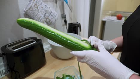 오이는 감자 껍질 벗기는 사람으로 껍질을 벗긴다
