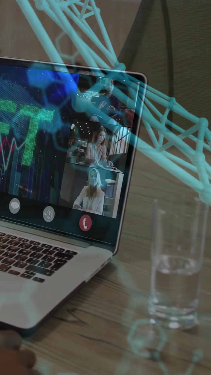 Video verticale: Overlay iniziale, laptop che mostra una videochiamata a 3 persone a un tavolo, con interfaccia utente (UI) turchese.