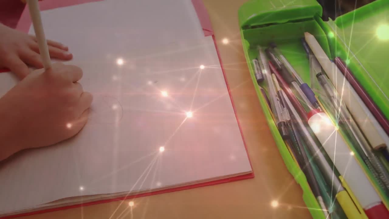 red brillante de conexiones contra la sección media de la chica caucásica dibujando en su libro en la escuela