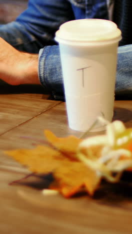 hombre usando tableta digital mientras toma café