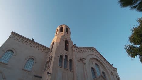 Aufschlussreicher-Blick-Auf-Die-Vorderfassade-Der-Heiligen-Dreifaltigkeitskirche,-Die-Majestätisch-Im-Zentrum-Von-Limassol,-Zypern,-Steht---Breite,-Langsam-Nach-Oben-Geneigte-Enthüllungsaufnahme