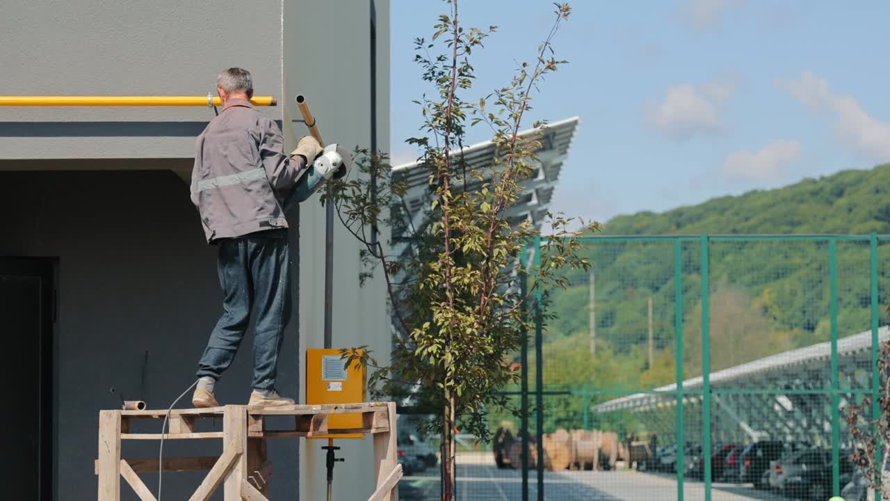 instalación de una tubería de gas para un edificio residencial. un empleado de una compañía de gas está reparando una tubería de gas.