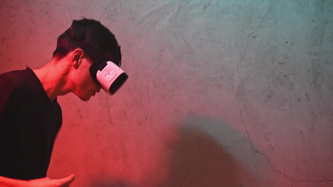 Ein Junge tanzt in eine virtuelle Realität mit rotem Hintergrund