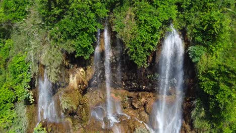 la cascada de tararak es una asombrosa maravilla natural ubicada en mae sot, tailandia.