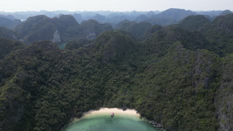 Drohnenaufnahme-über-Einem-Privatstrand-Inmitten-Von-Kalksteinfelsen-In-Cat-Ba-Und-Der-Halong-Bucht-Im-Norden-Vietnams