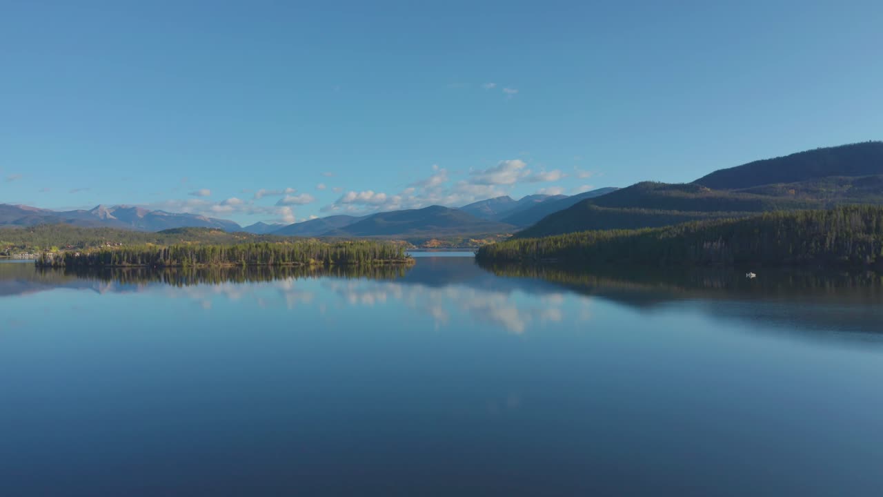 imágenes aéreas de la madrugada en el lago de montaña en la sombra en el gran lago colorado con los colores del otoño apenas comenzando