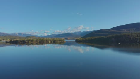 Luftaufnahmen-Des-Frühen-Morgens-Im-Shadow-Mountain-Lake-Im-Grand-Lake-Colorado-Mit-Den-Herbstfarben,-Die-Gerade-Beginnen