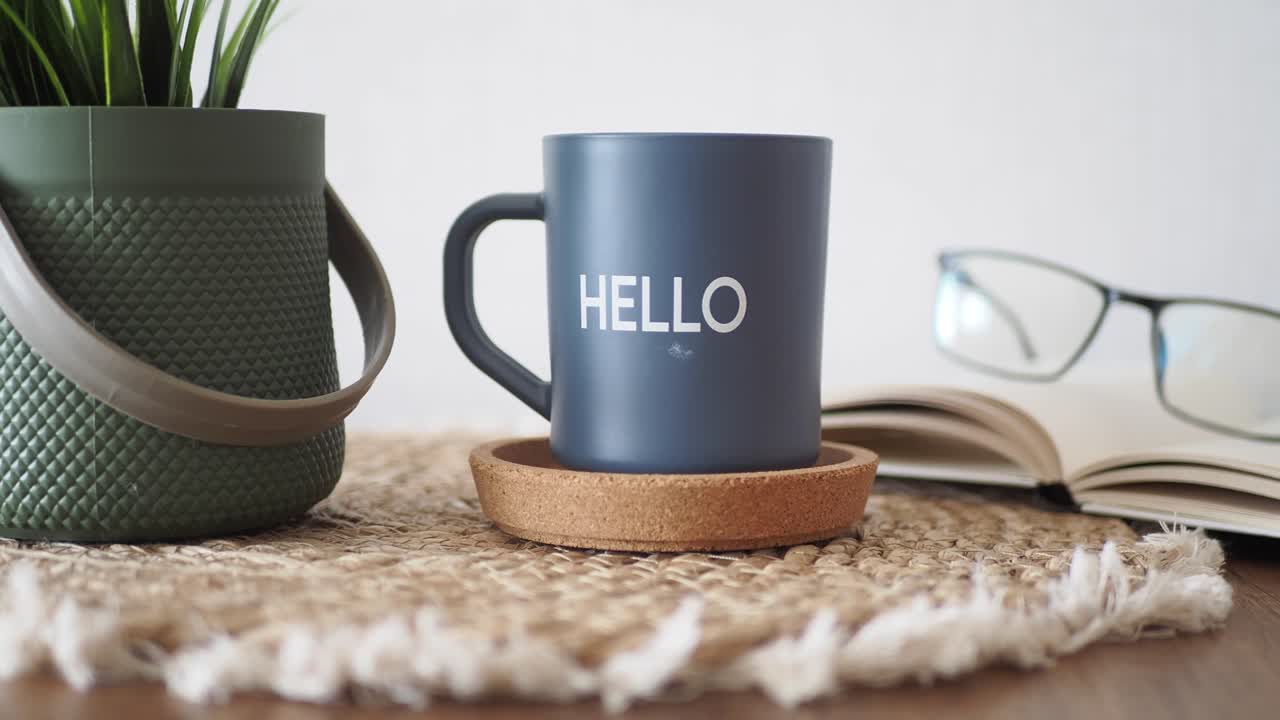 área de trabajo acogedora por la mañana con taza y libro