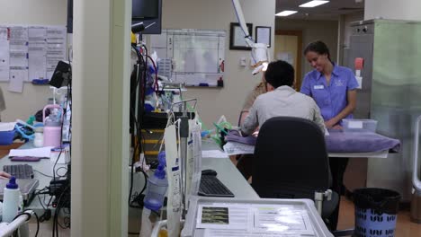 dos enfermeras interactuando sobre el cuidado del paciente en el hospital