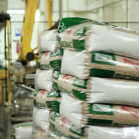 montón de bolsas de pellets de coníferas