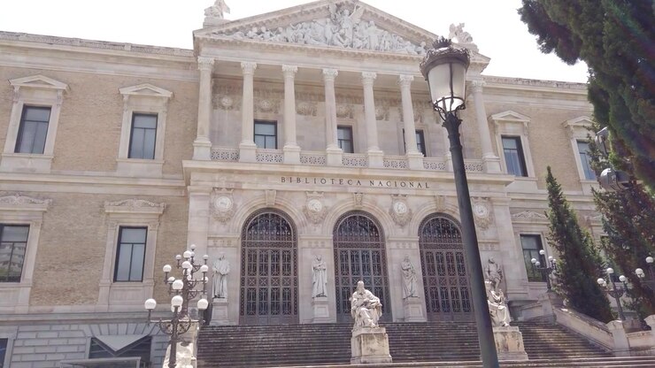 Madrid, Spagna. Inquadratura dal basso che stabilisce la facciata dell'edificio della Biblioteca Nazionale e l'architettura classica