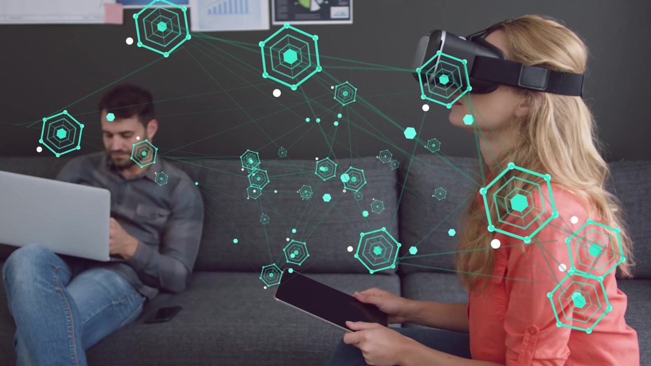 Donna con visore VR che tocca un tablet, guidando un raggruppamento esagonale color verde acqua vicino al visore, demo tecnologica, uomo che digita.
