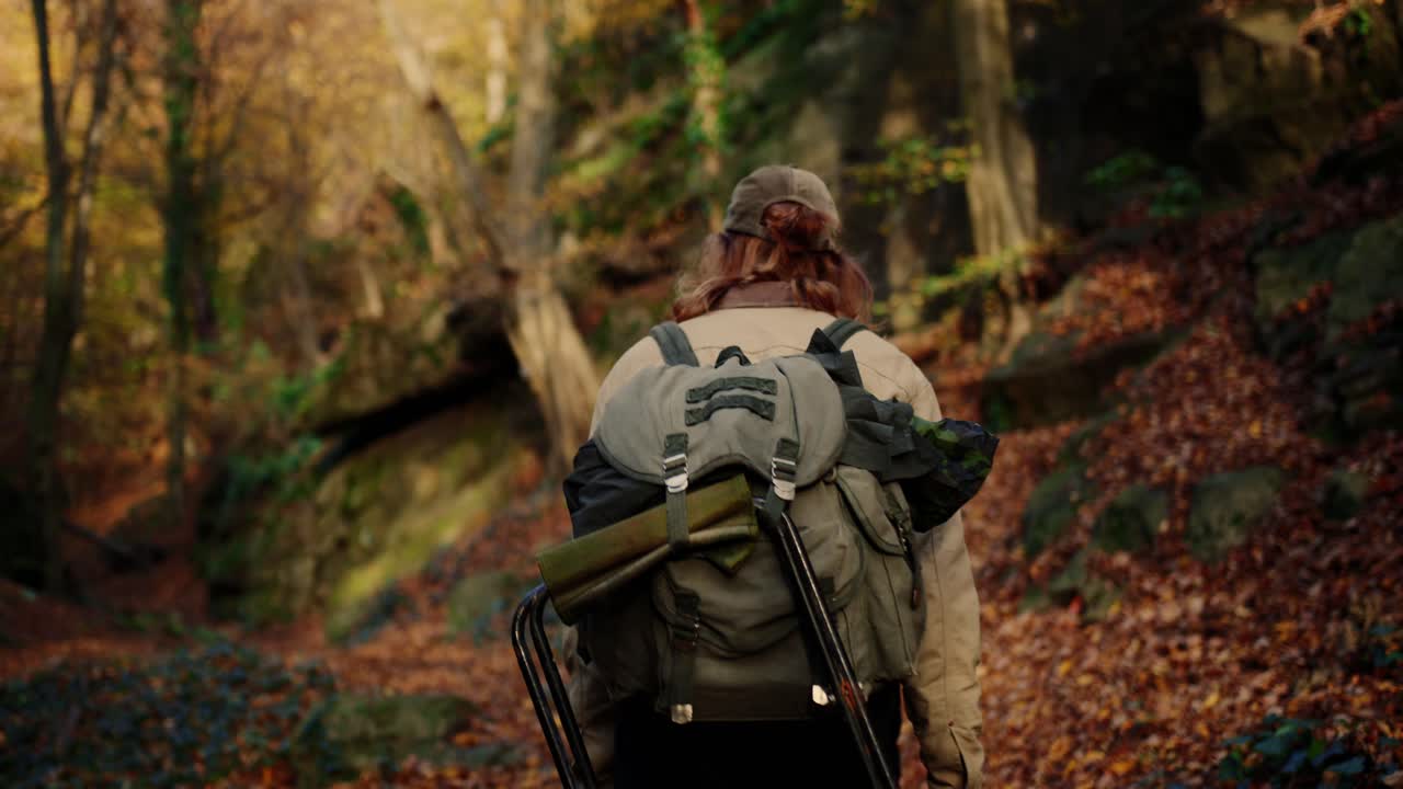 excursionista caminando con confianza hacia su destino final, vogelberg, alpes lepontinos