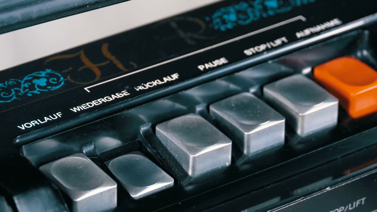 빈티지 테이프 레코더의 재생 버튼을 누르면