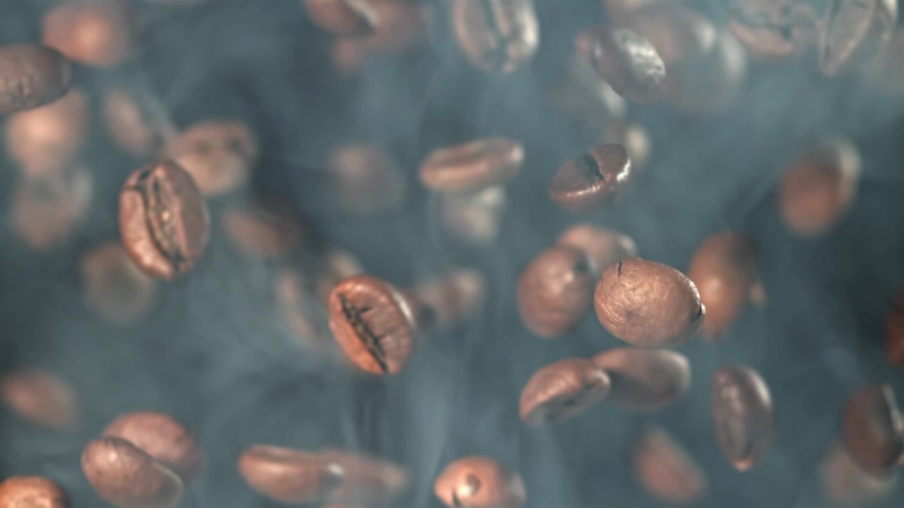 Grains de café torréfiés tombant au ralenti avec une fumée qui s'élève